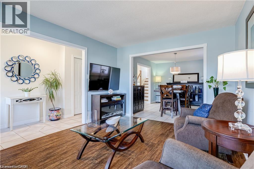 18 Charing Drive, Hamilton, ON - Indoor Photo Showing Living Room