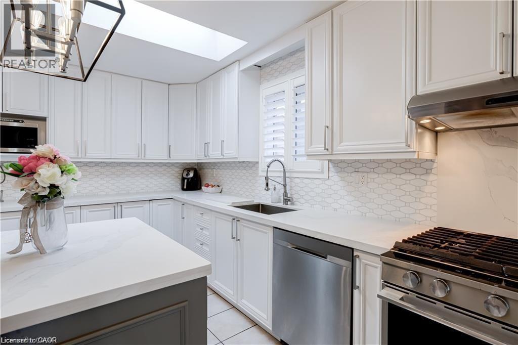 18 Charing Drive, Hamilton, ON - Indoor Photo Showing Kitchen With Upgraded Kitchen