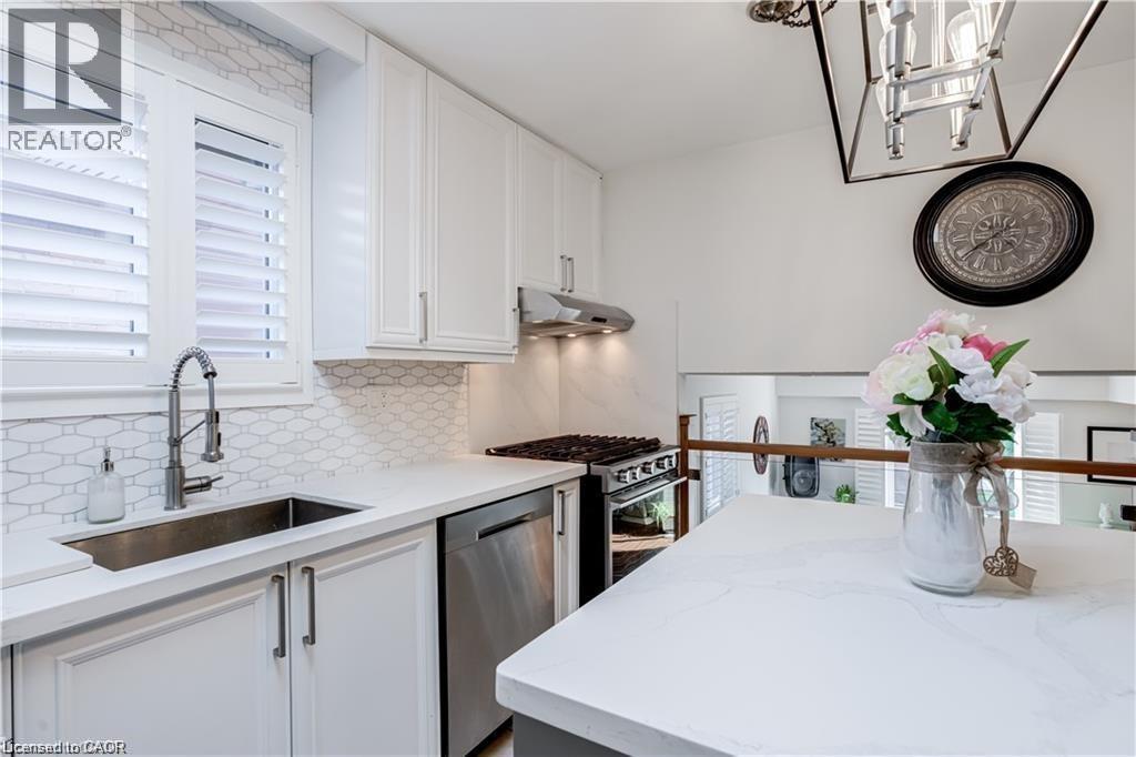 18 Charing Drive, Hamilton, ON - Indoor Photo Showing Kitchen With Upgraded Kitchen