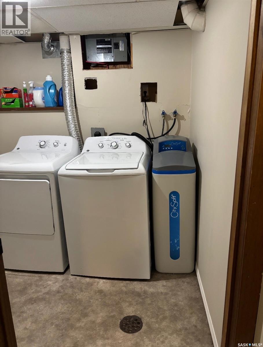 19 Hunt Crescent, Regina, SK - Indoor Photo Showing Laundry Room