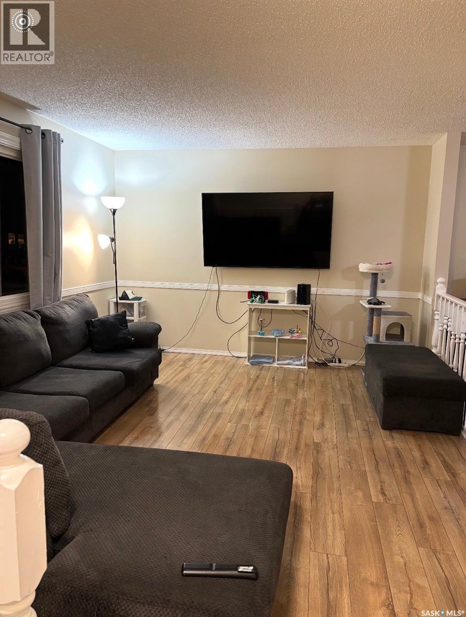 19 Hunt Crescent, Regina, SK - Indoor Photo Showing Living Room