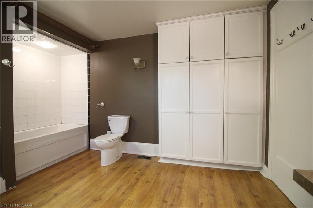 Second Floor Bathroom - 1076 King Road, Burlington, ON - Indoor Photo Showing Bathroom