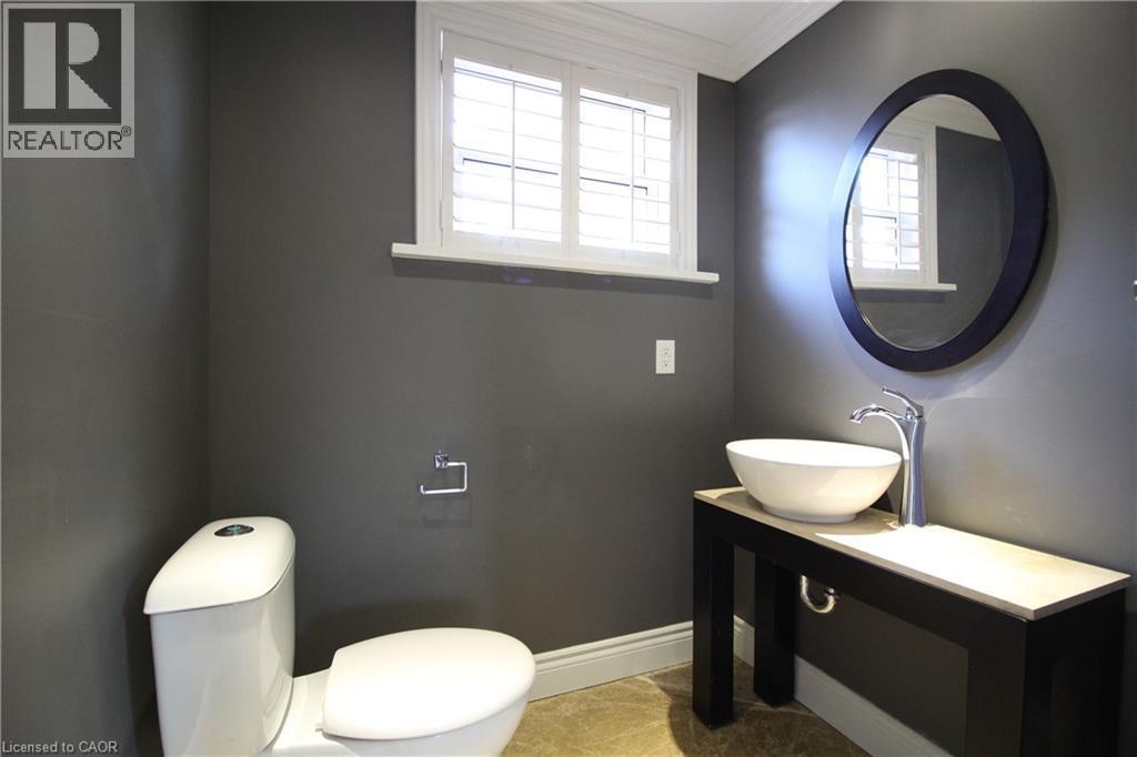 Main floor bathroom - 1076 King Road, Burlington, ON - Indoor Photo Showing Bathroom