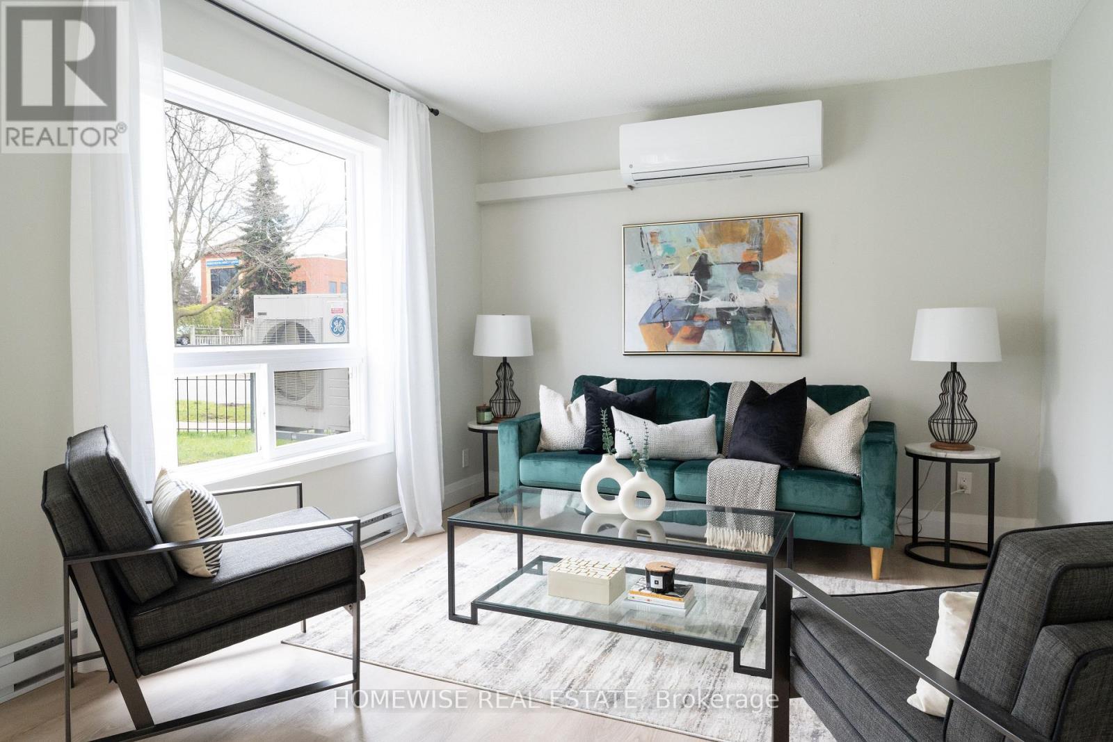 B7 - 240 Ormond Drive, Oshawa, ON - Indoor Photo Showing Living Room