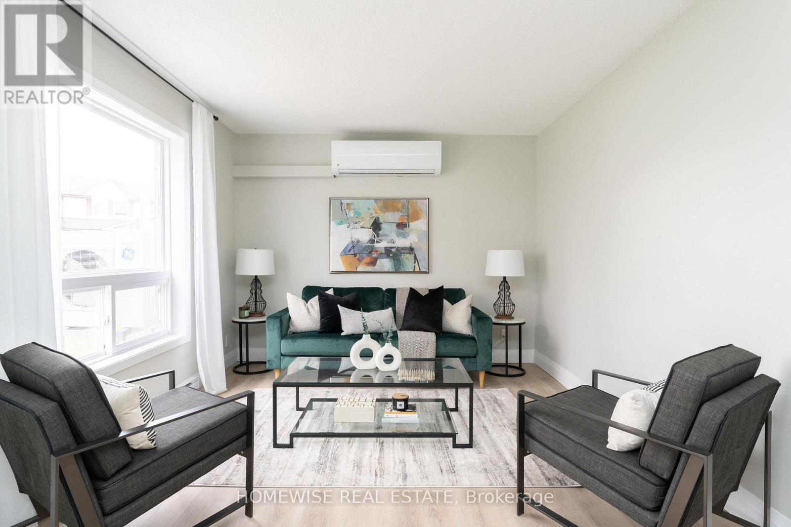 B7 - 240 Ormond Drive, Oshawa, ON - Indoor Photo Showing Living Room