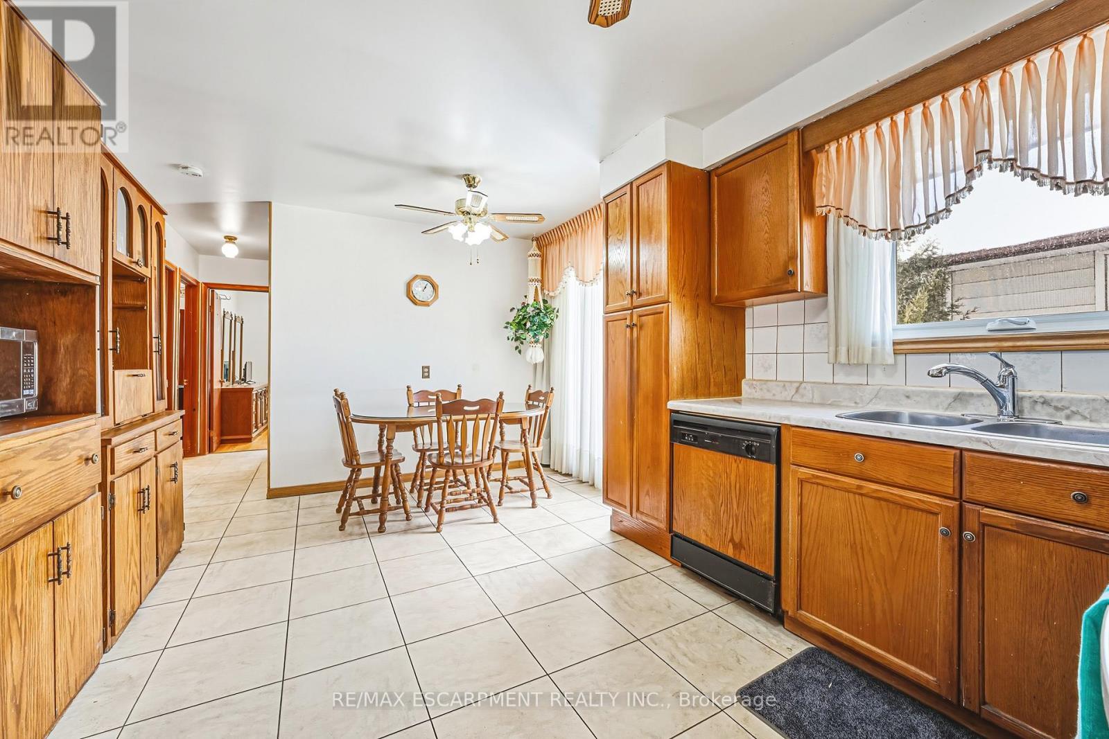 26 Quaker Crescent, Hamilton, ON - Indoor Photo Showing Kitchen With Double Sink