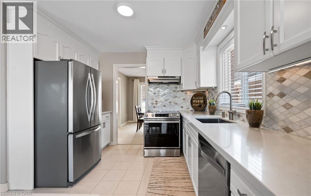 39 Colonial Crescent, Grimsby, ON - Indoor Photo Showing Kitchen With Stainless Steel Kitchen With Upgraded Kitchen