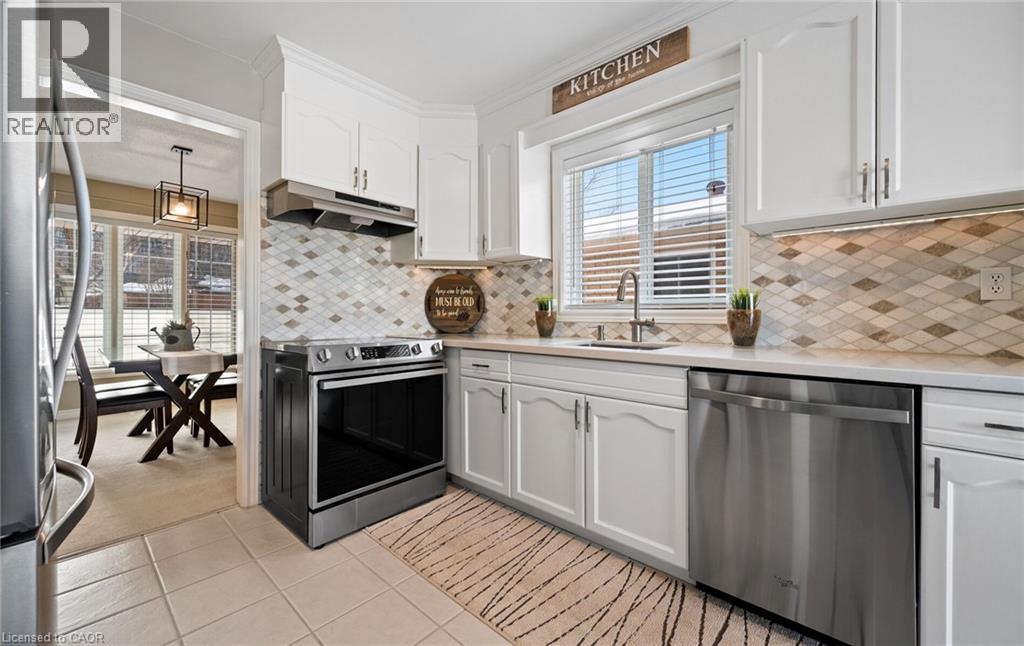 39 Colonial Crescent, Grimsby, ON - Indoor Photo Showing Kitchen With Stainless Steel Kitchen
