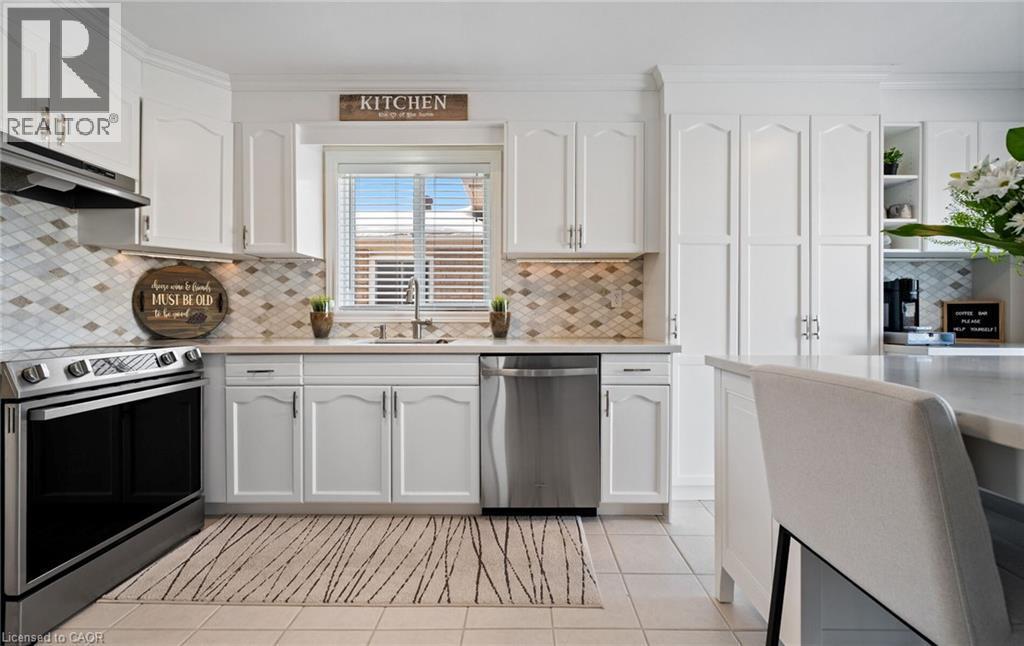 39 Colonial Crescent, Grimsby, ON - Indoor Photo Showing Kitchen With Stainless Steel Kitchen With Upgraded Kitchen