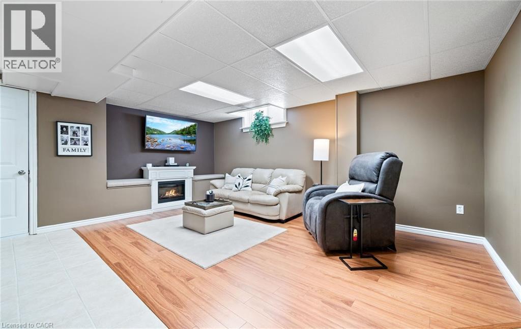 39 Colonial Crescent, Grimsby, ON - Indoor With Fireplace