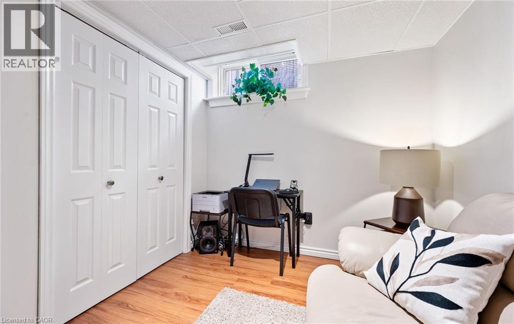 39 Colonial Crescent, Grimsby, ON - Indoor Photo Showing Bedroom