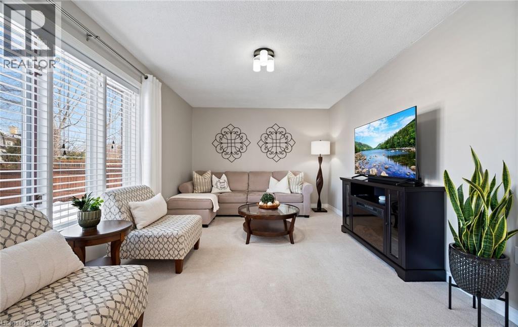 39 Colonial Crescent, Grimsby, ON - Indoor Photo Showing Living Room