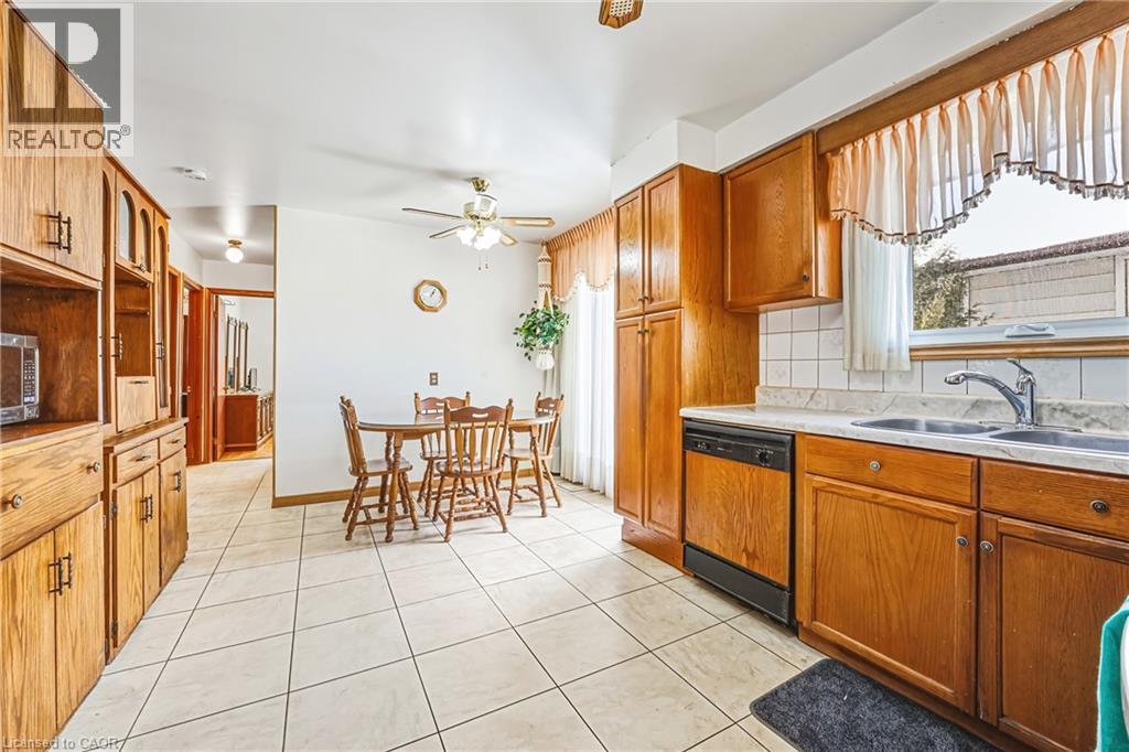 26 Quaker Crescent, Hamilton, ON - Indoor Photo Showing Kitchen With Double Sink