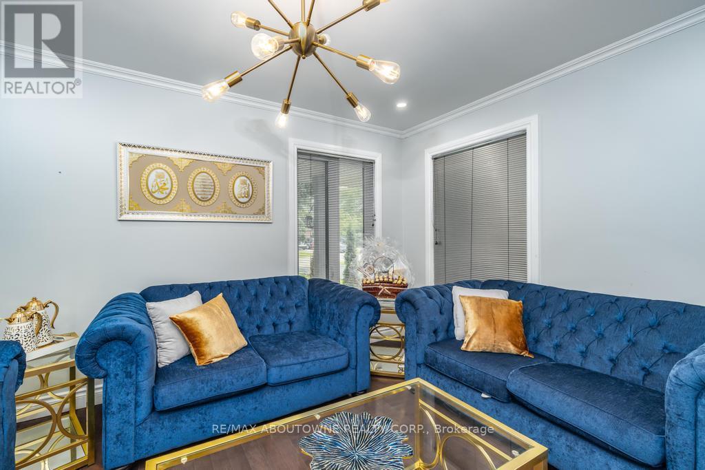 14 Sable Drive, Hamilton, ON - Indoor Photo Showing Living Room