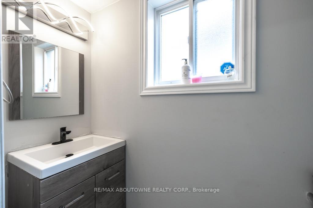 14 Sable Drive, Hamilton, ON - Indoor Photo Showing Bathroom