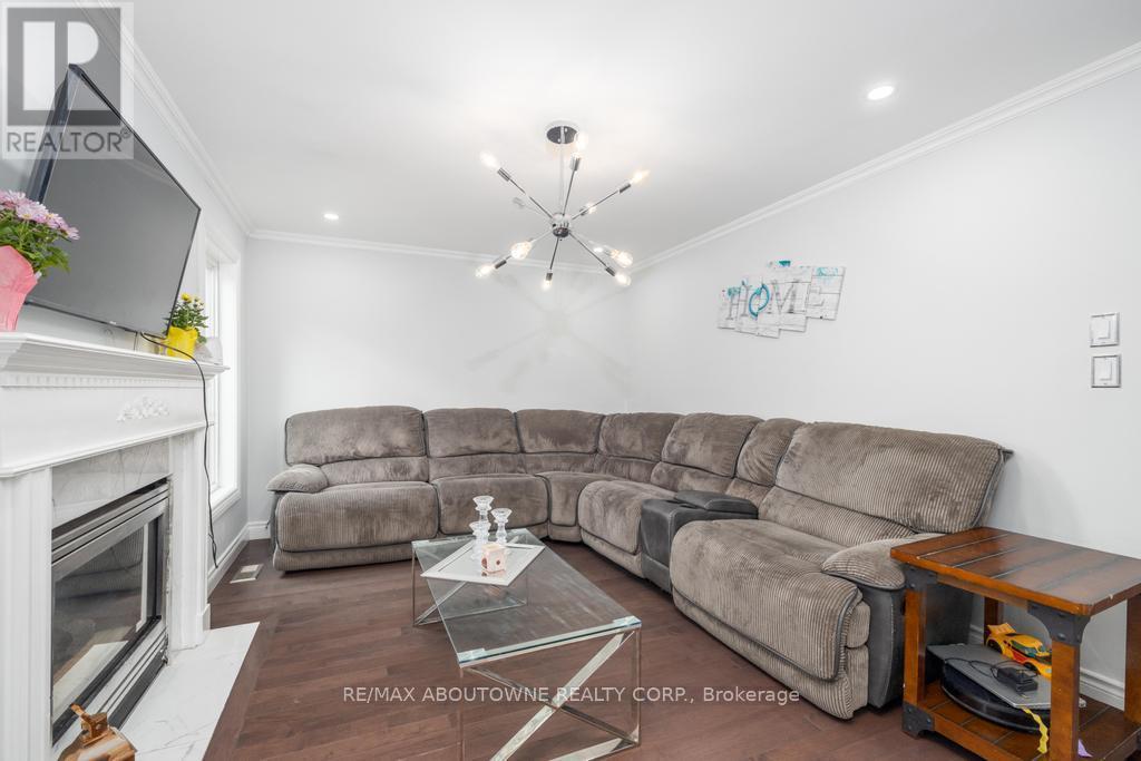 14 Sable Drive, Hamilton, ON - Indoor Photo Showing Living Room With Fireplace
