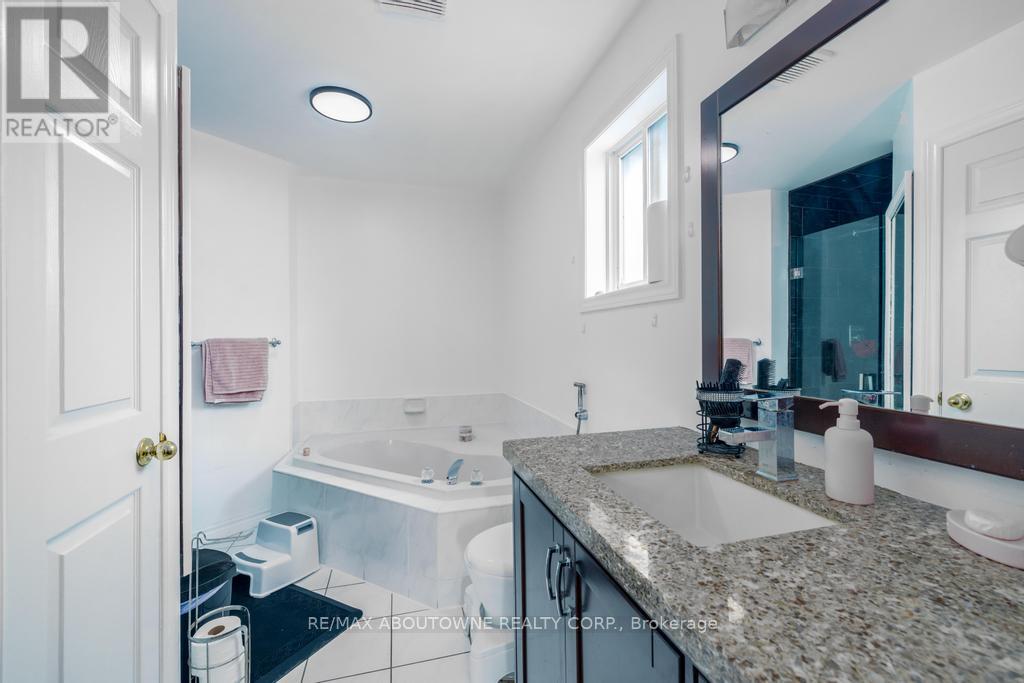 14 Sable Drive, Hamilton, ON - Indoor Photo Showing Bathroom