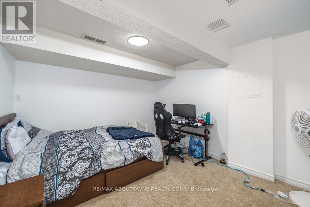 14 Sable Drive, Hamilton, ON - Indoor Photo Showing Bedroom