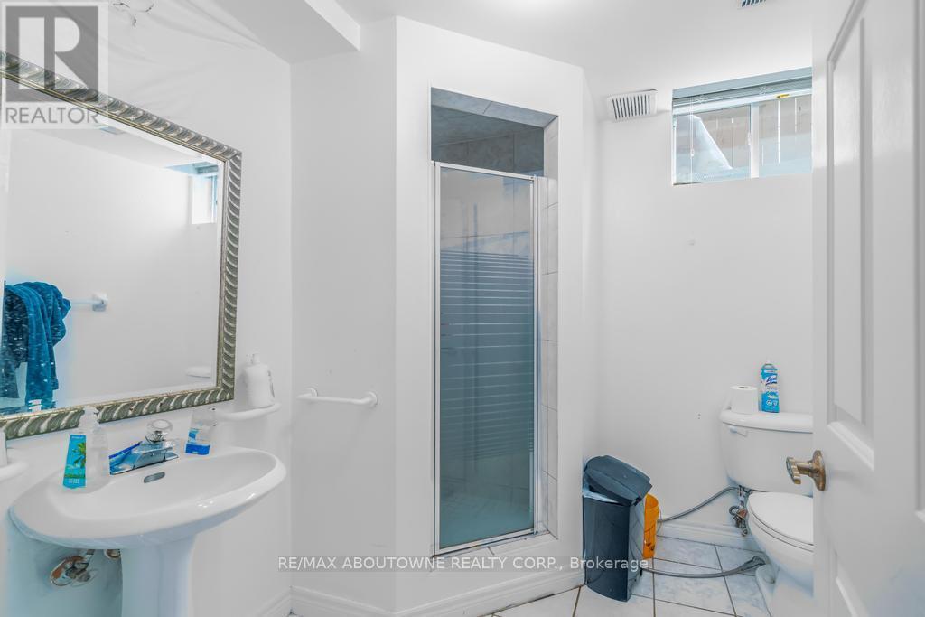 14 Sable Drive, Hamilton, ON - Indoor Photo Showing Bathroom