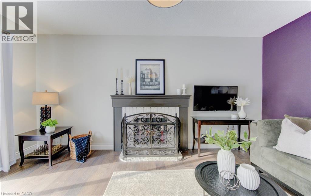 456 Oakfield Court, Waterloo, ON - Indoor Photo Showing Living Room With Fireplace
