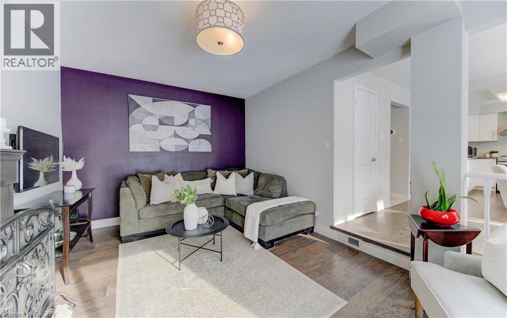 456 Oakfield Court, Waterloo, ON - Indoor Photo Showing Living Room