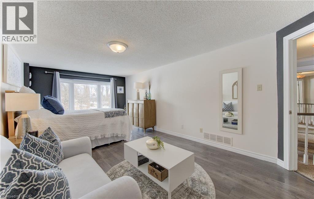 456 Oakfield Court, Waterloo, ON - Indoor Photo Showing Living Room
