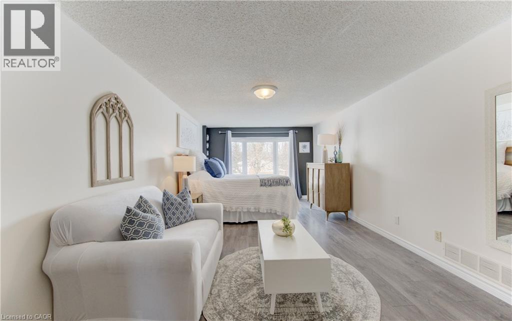 456 Oakfield Court, Waterloo, ON - Indoor Photo Showing Living Room