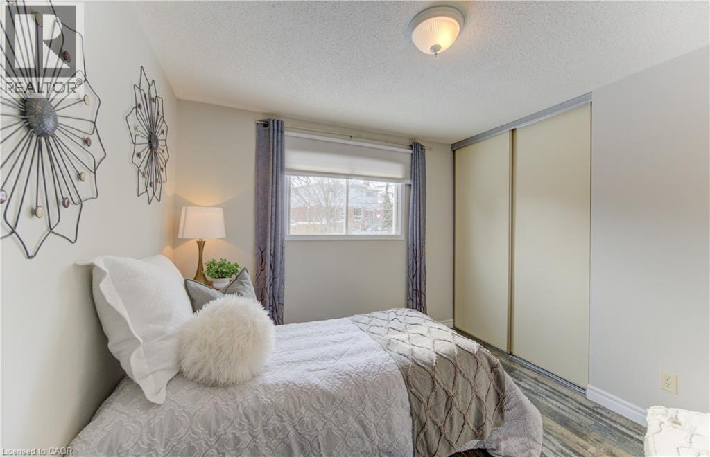456 Oakfield Court, Waterloo, ON - Indoor Photo Showing Bedroom