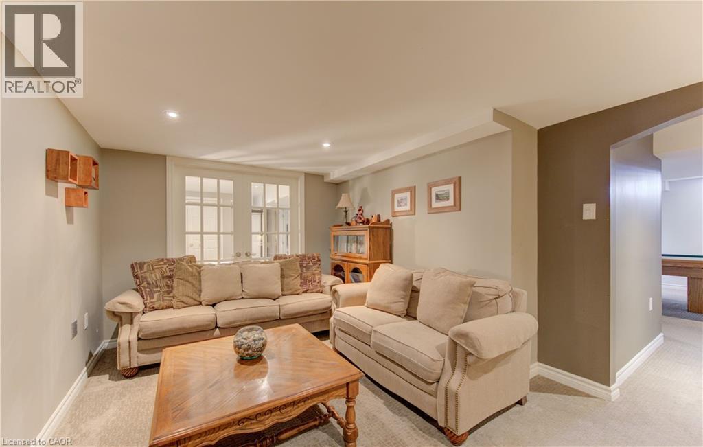 456 Oakfield Court, Waterloo, ON - Indoor Photo Showing Living Room