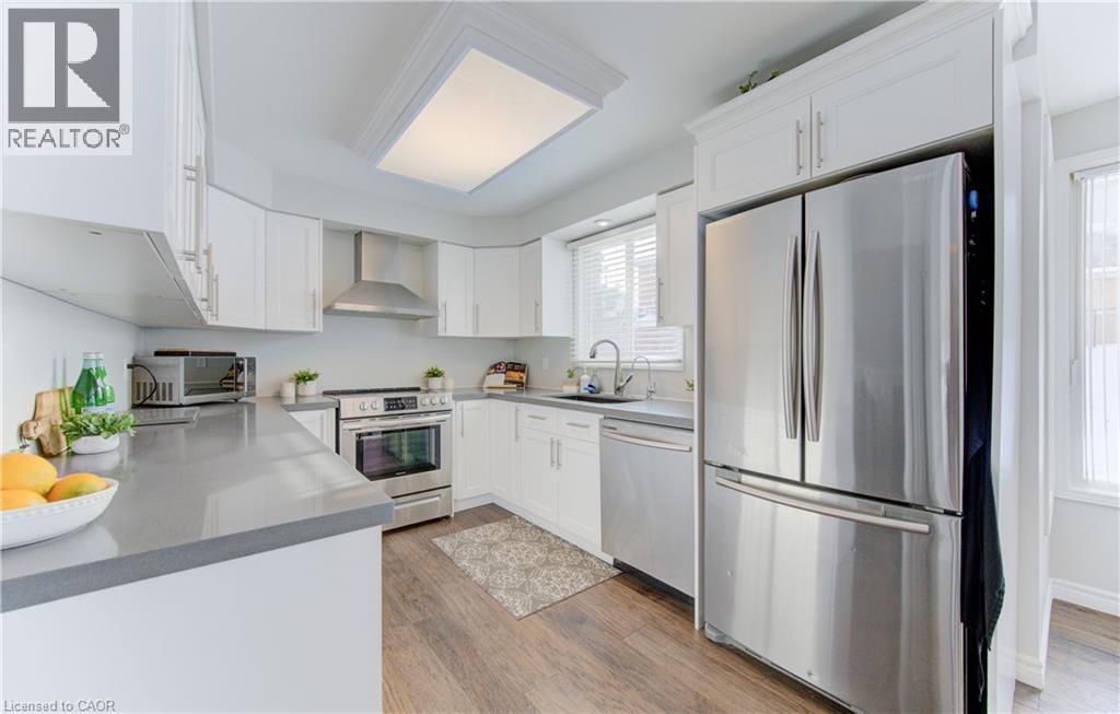 456 Oakfield Court, Waterloo, ON - Indoor Photo Showing Kitchen With Upgraded Kitchen
