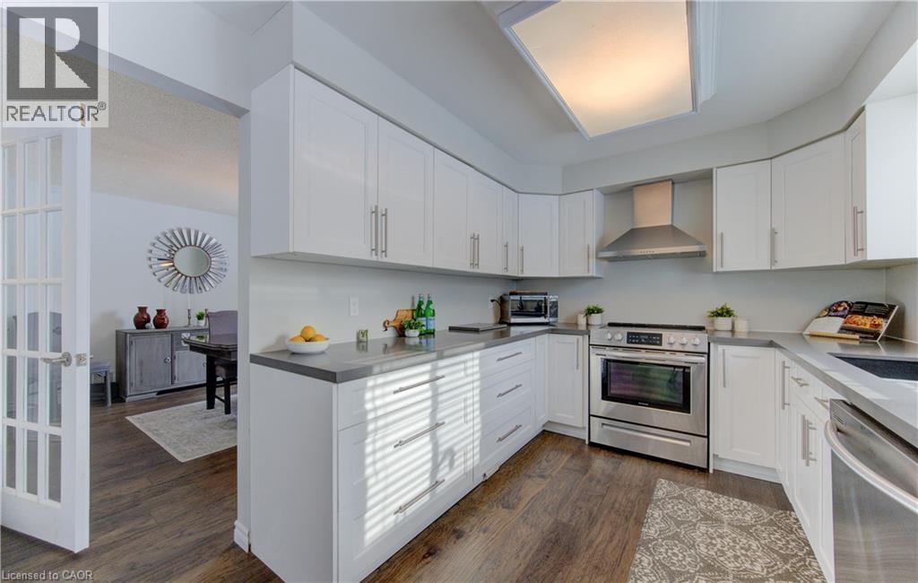 456 Oakfield Court, Waterloo, ON - Indoor Photo Showing Kitchen