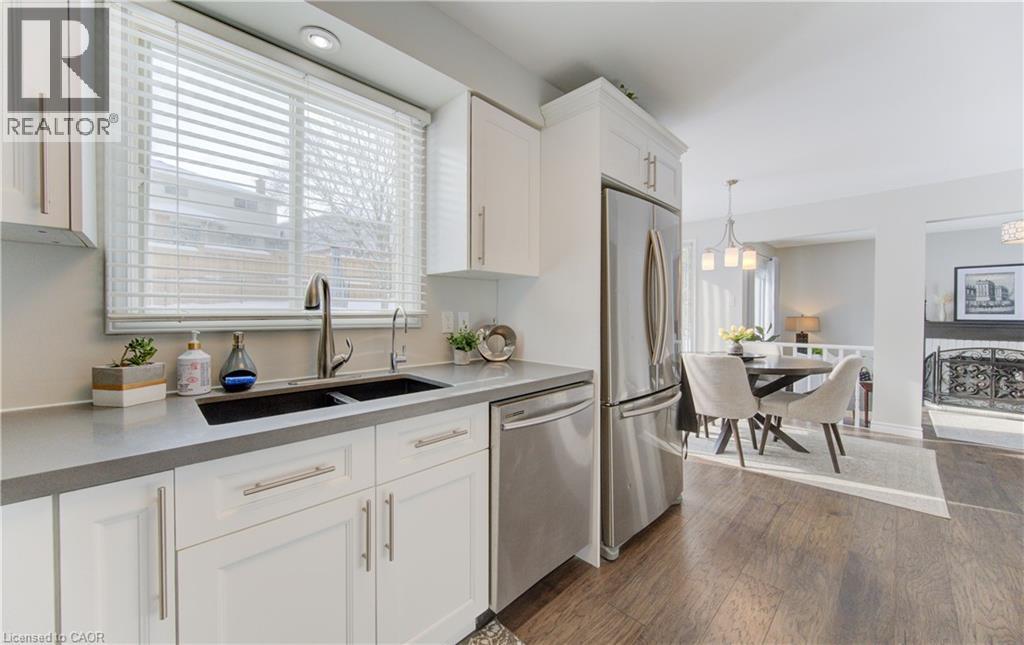 456 Oakfield Court, Waterloo, ON - Indoor Photo Showing Kitchen With Double Sink With Upgraded Kitchen