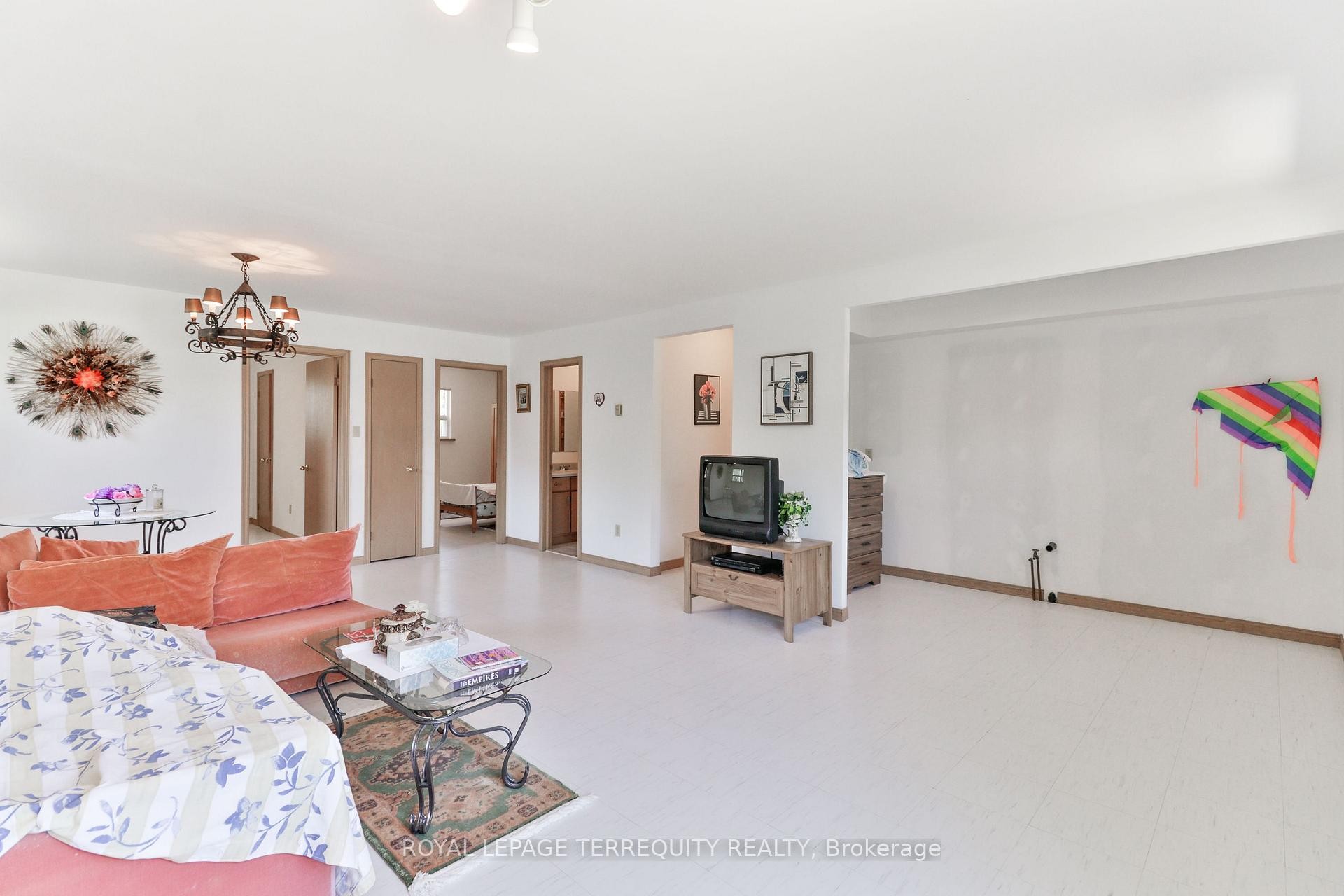 46 Stocco Circle, Tiny, ON - Indoor Photo Showing Living Room