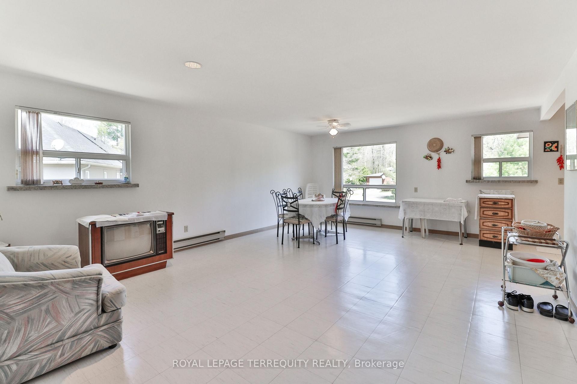 46 Stocco Circle, Tiny, ON - Indoor Photo Showing Living Room