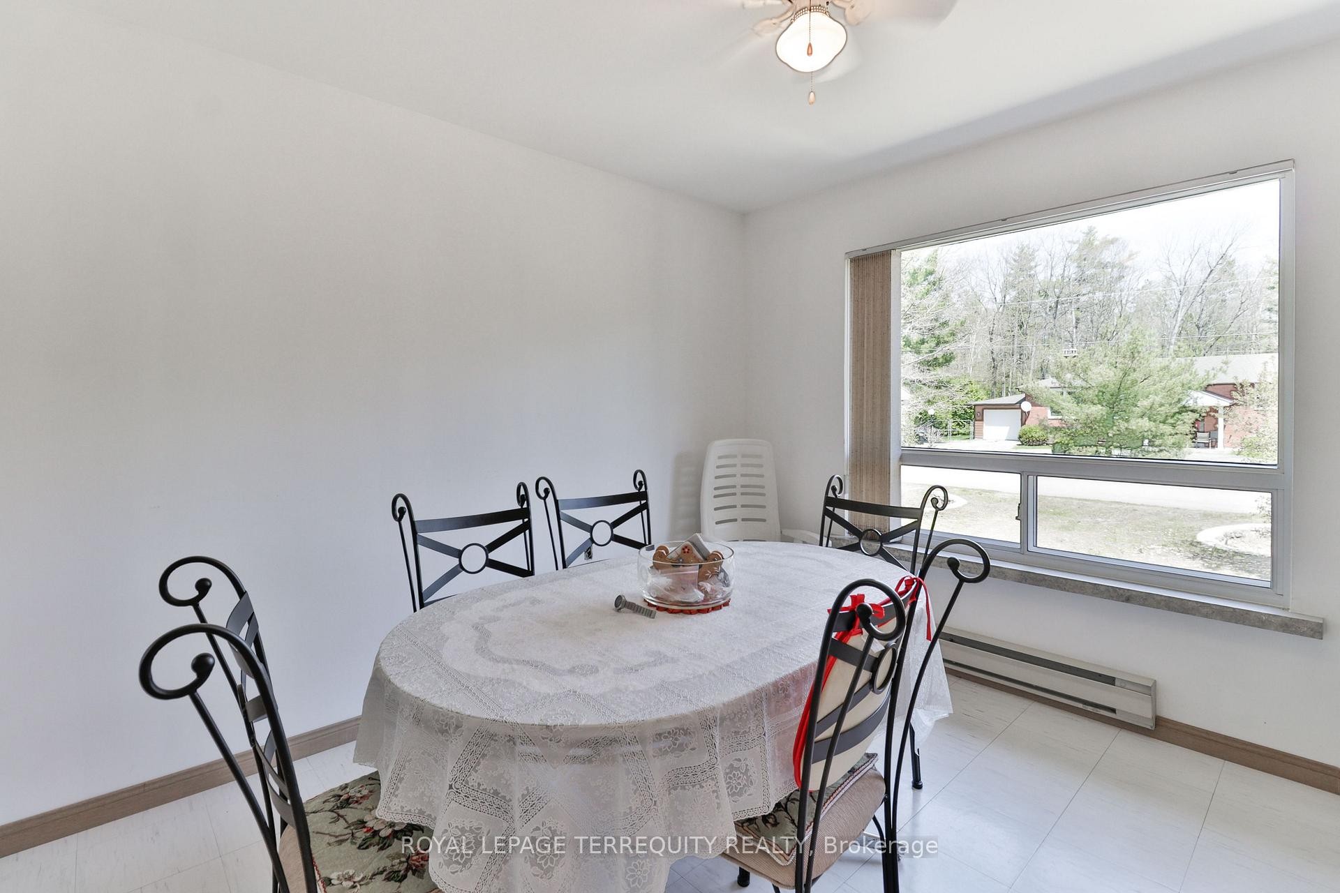 46 Stocco Circle, Tiny, ON - Indoor Photo Showing Dining Room