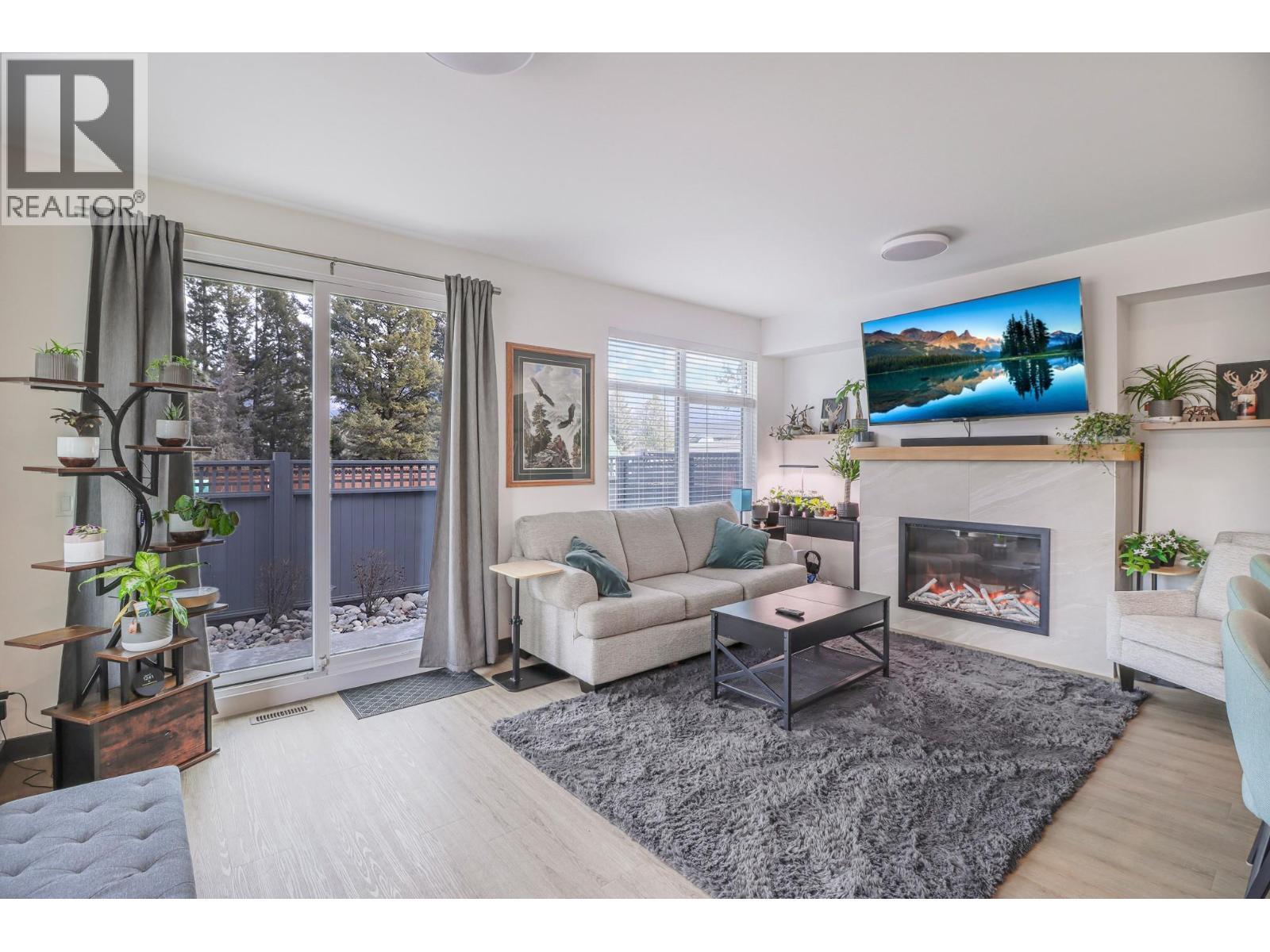 703 15A Crescent Unit# 15, Invermere, BC - Indoor Photo Showing Living Room With Fireplace