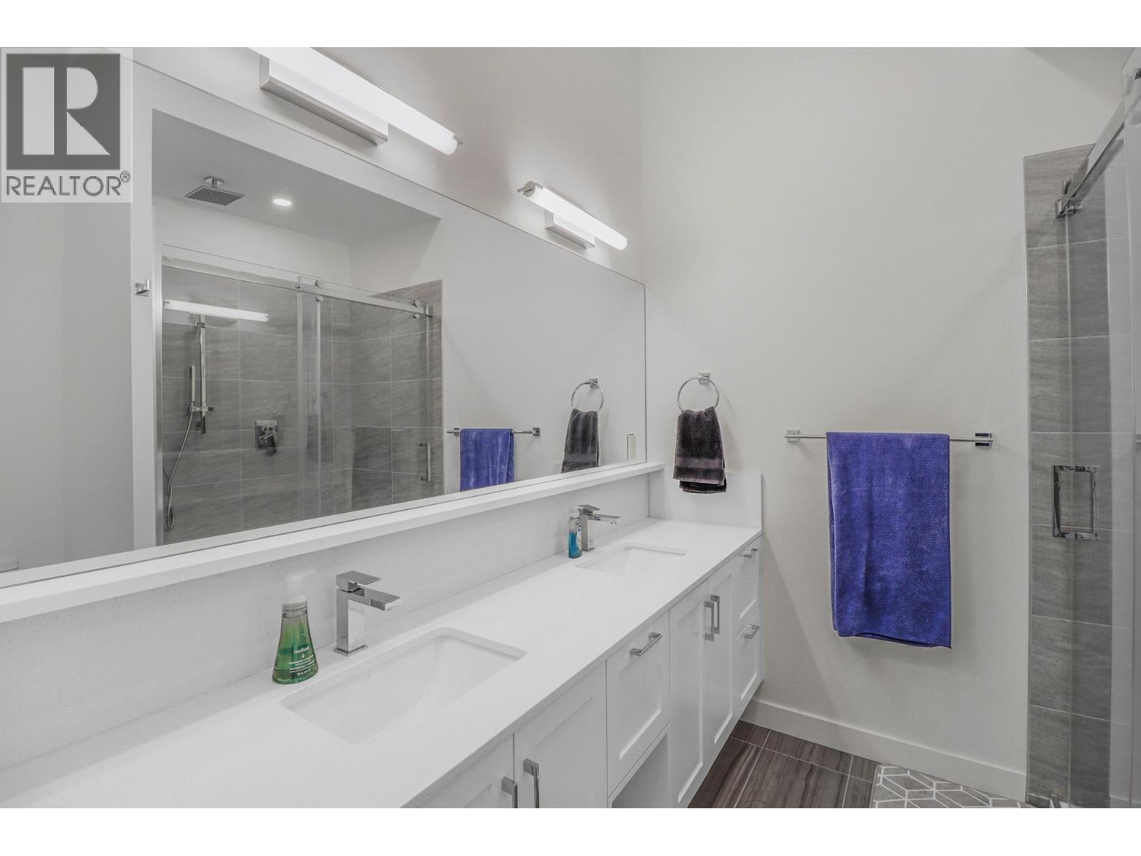 703 15A Crescent Unit# 15, Invermere, BC - Indoor Photo Showing Bathroom