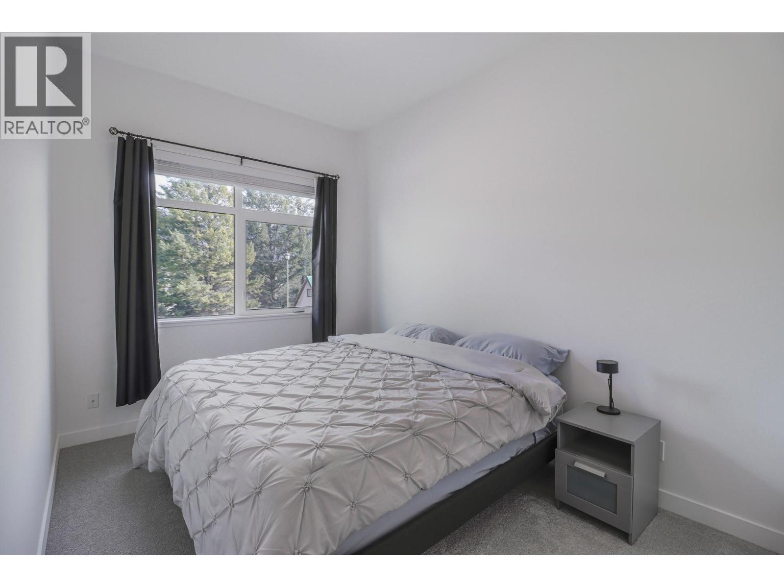 703 15A Crescent Unit# 15, Invermere, BC - Indoor Photo Showing Bedroom