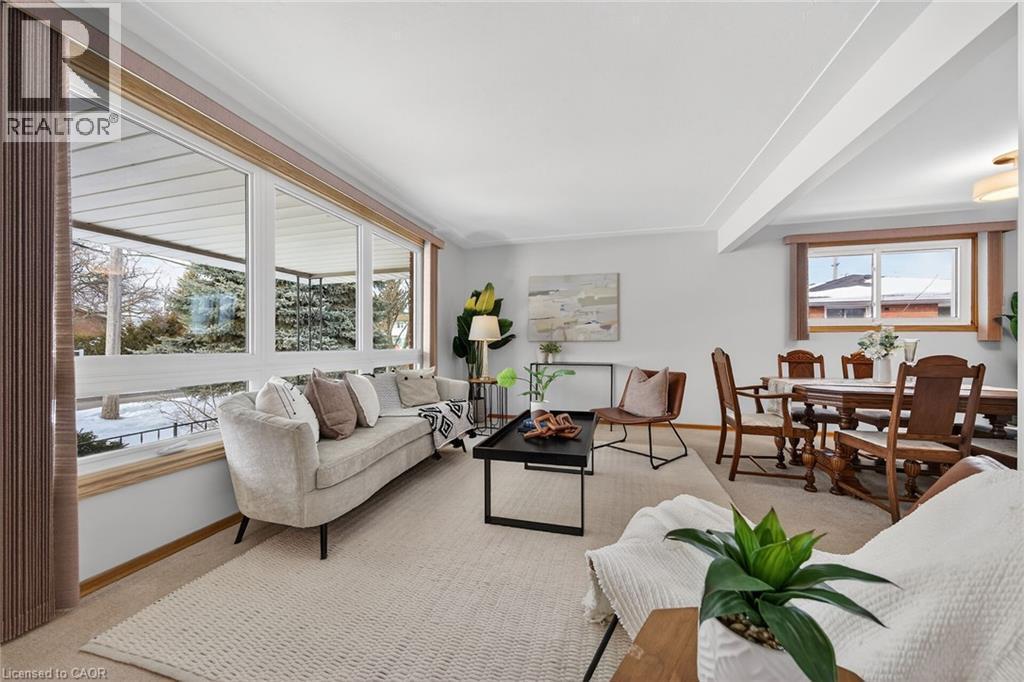 5 Mountbatten Drive, Hamilton, ON - Indoor Photo Showing Living Room