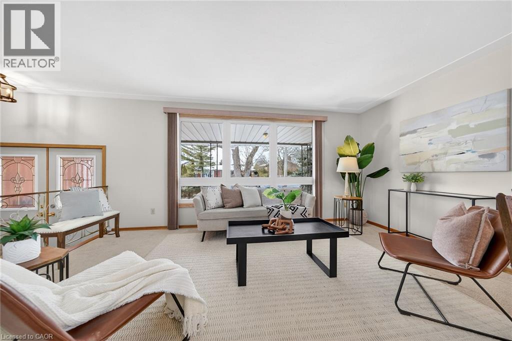 5 Mountbatten Drive, Hamilton, ON - Indoor Photo Showing Living Room