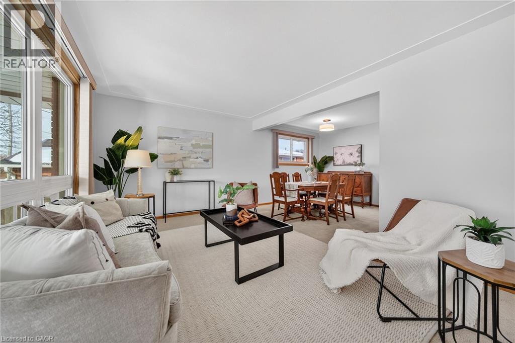 5 Mountbatten Drive, Hamilton, ON - Indoor Photo Showing Living Room