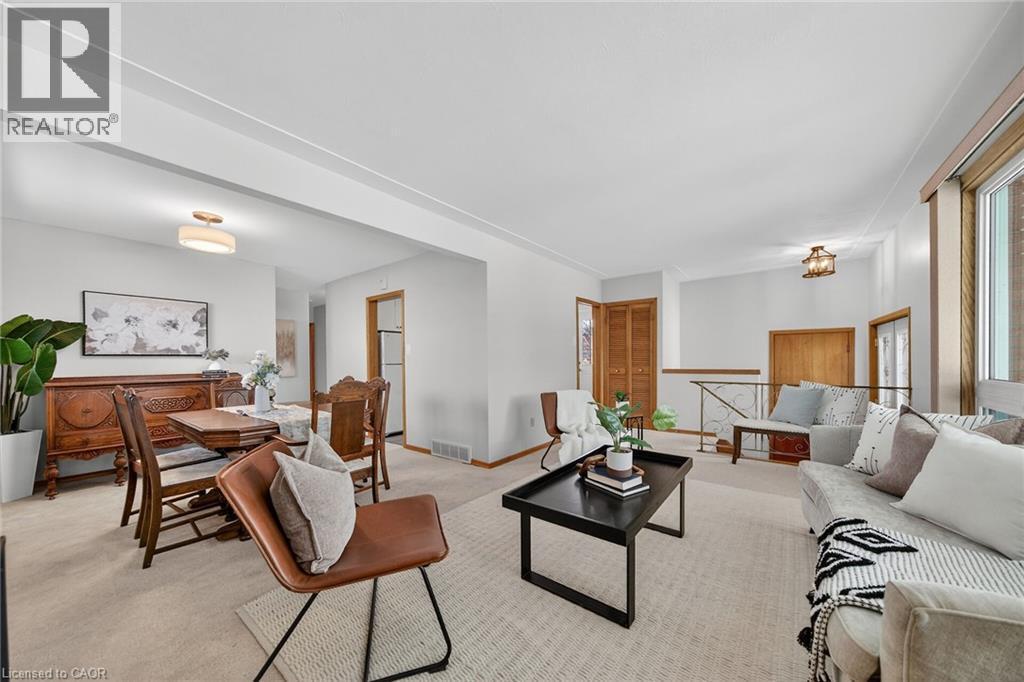 5 Mountbatten Drive, Hamilton, ON - Indoor Photo Showing Living Room
