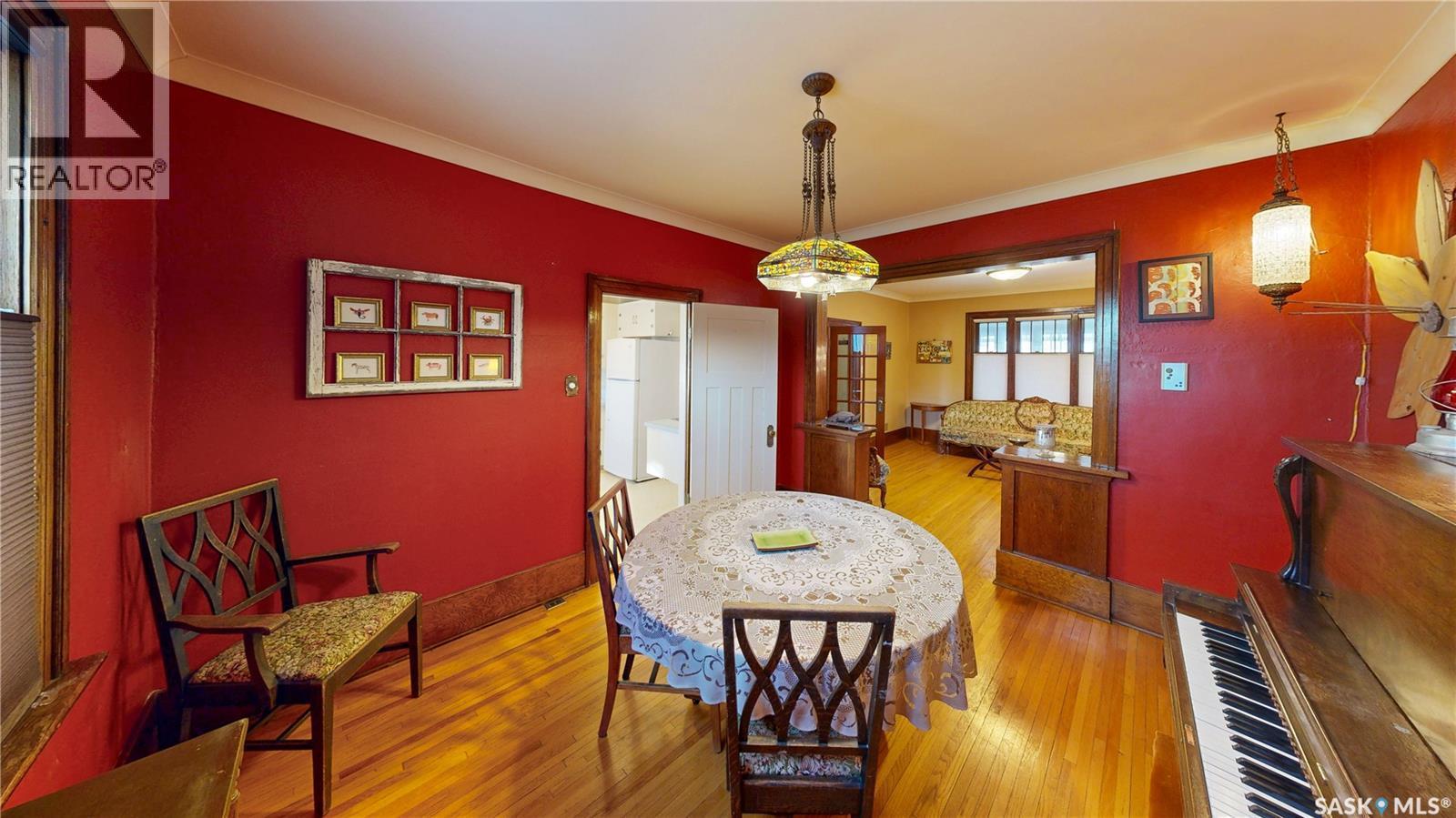 1517 Victoria Avenue, Regina, SK - Indoor Photo Showing Dining Room