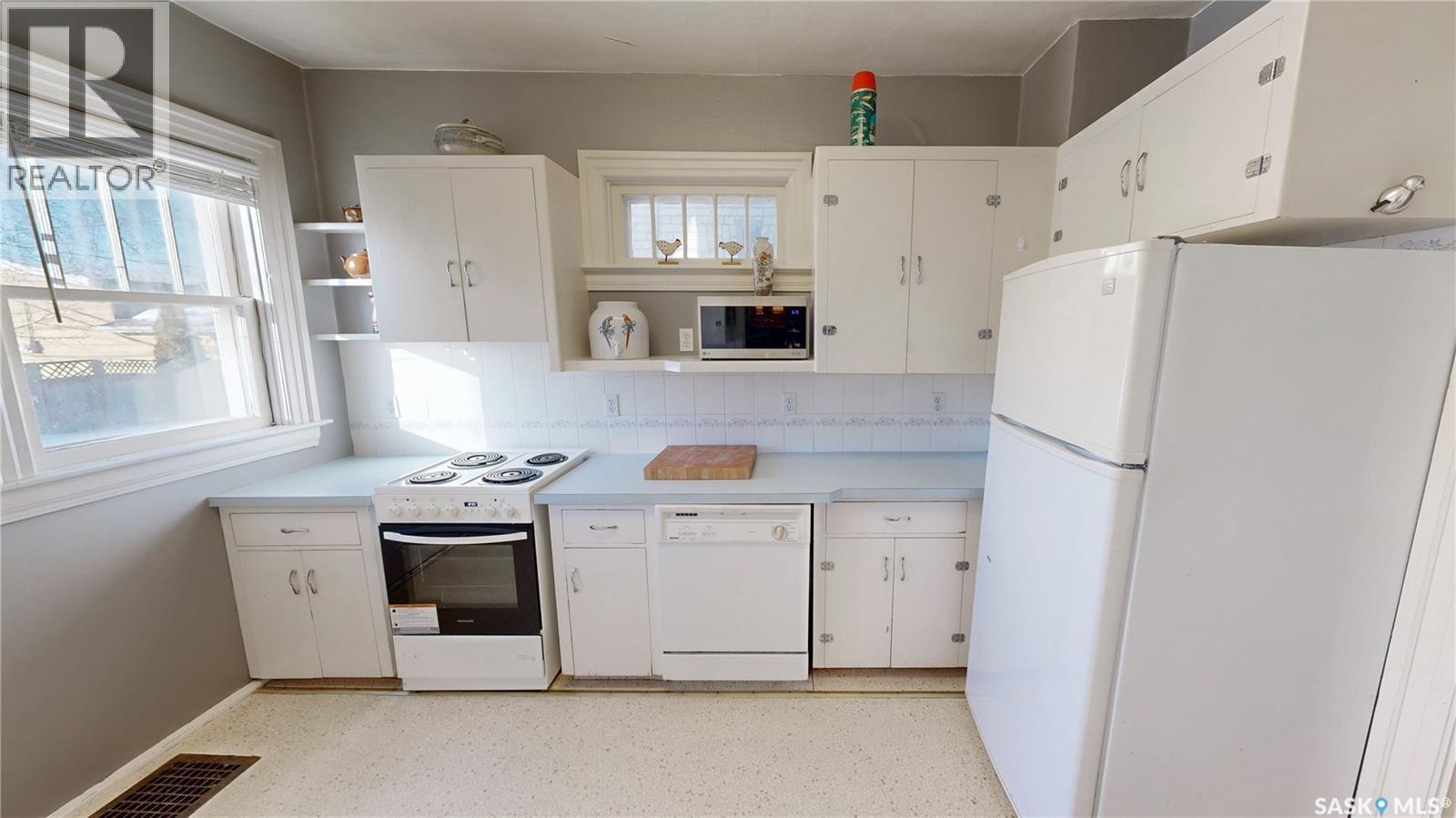 1517 Victoria Avenue, Regina, SK - Indoor Photo Showing Kitchen