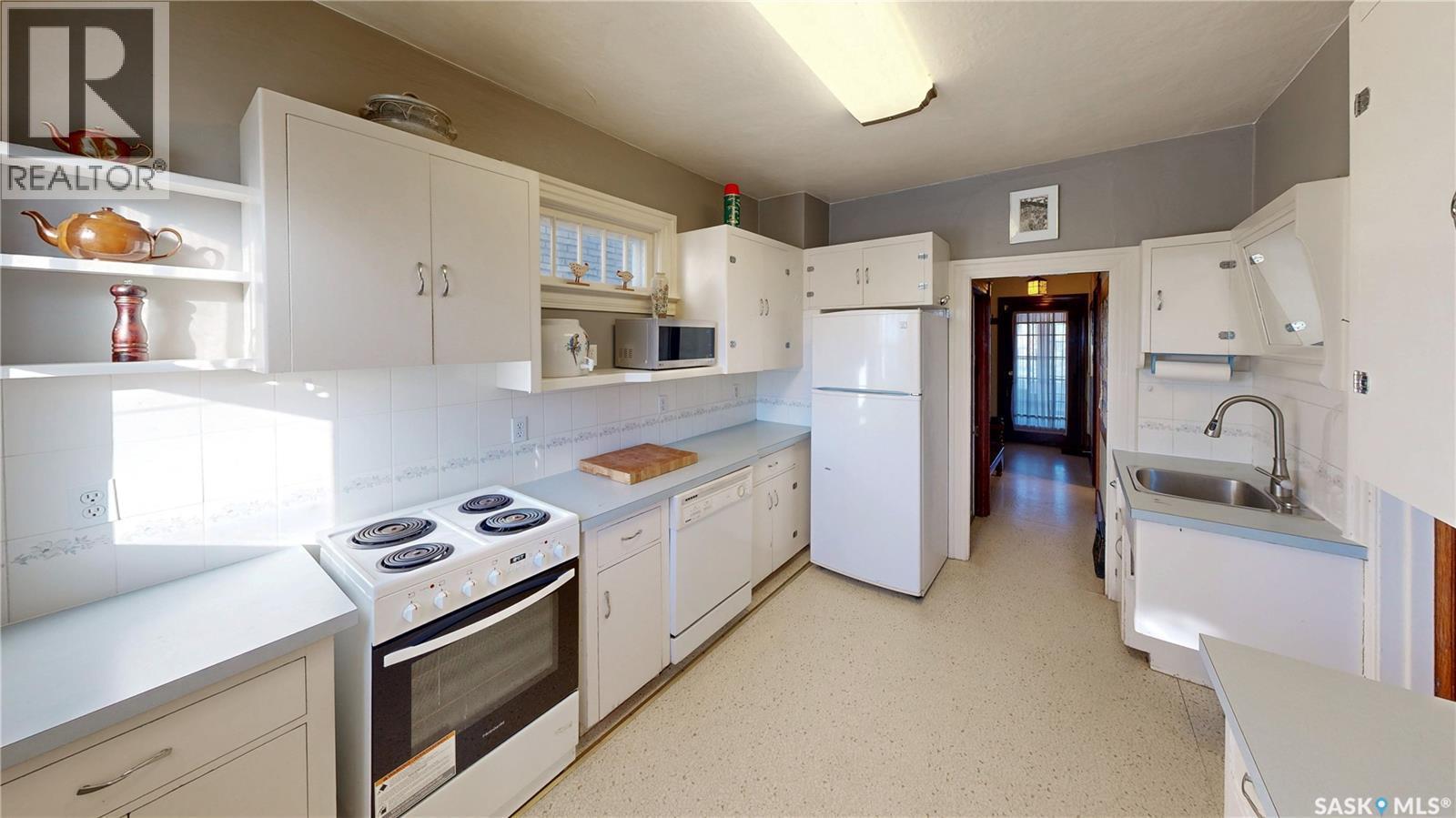 1517 Victoria Avenue, Regina, SK - Indoor Photo Showing Kitchen