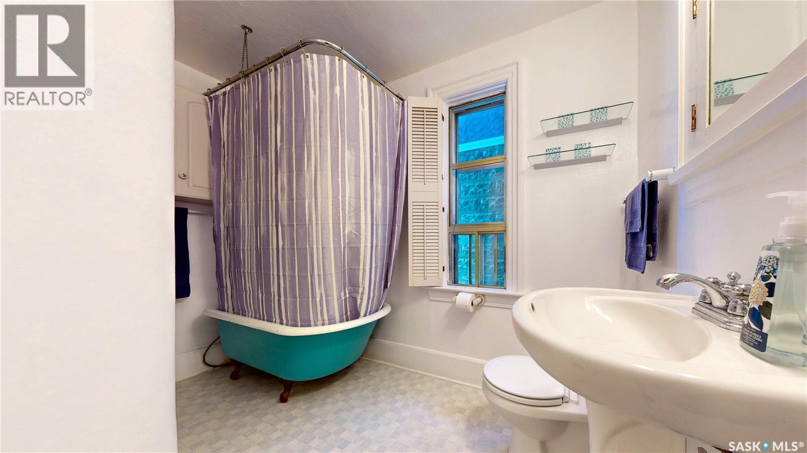 1517 Victoria Avenue, Regina, SK - Indoor Photo Showing Bathroom