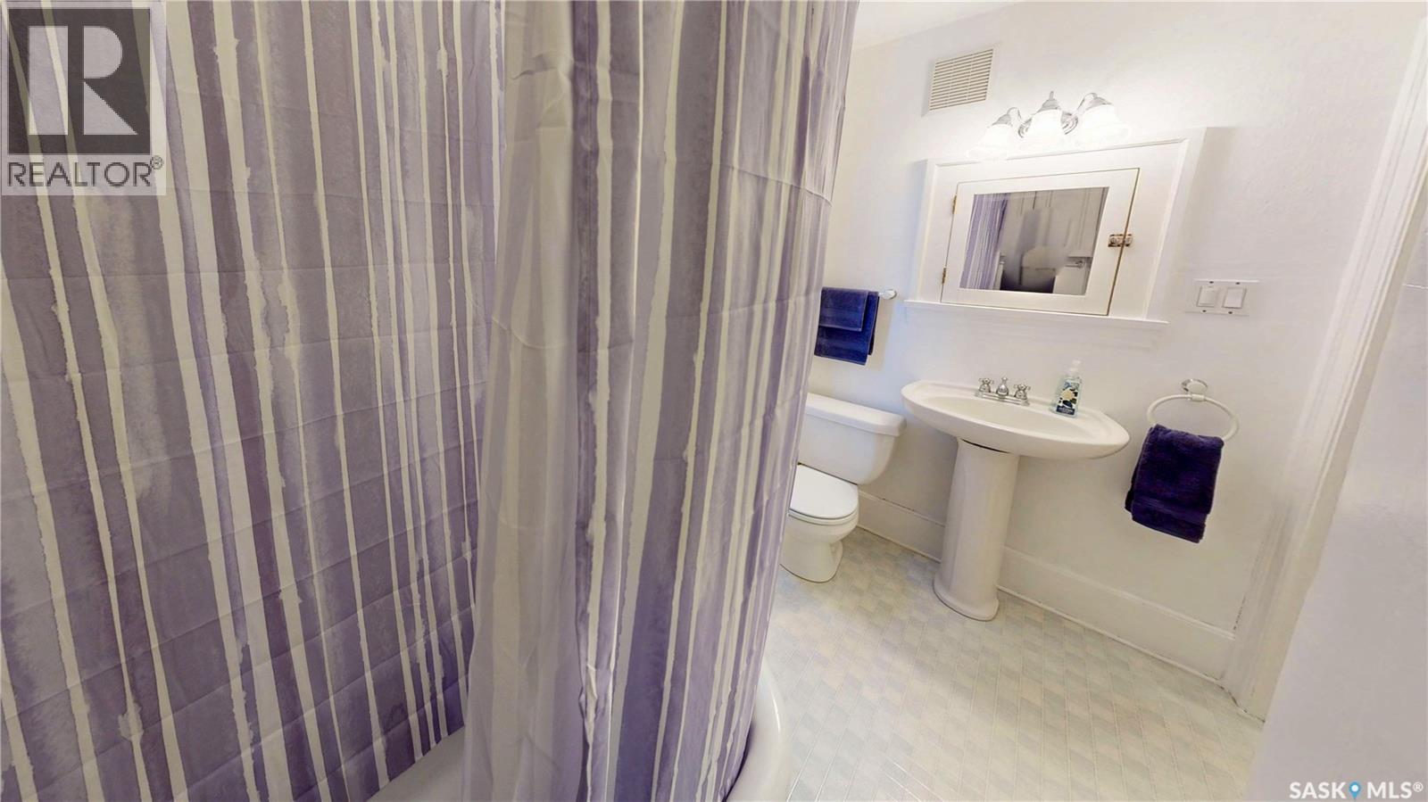 1517 Victoria Avenue, Regina, SK - Indoor Photo Showing Bathroom