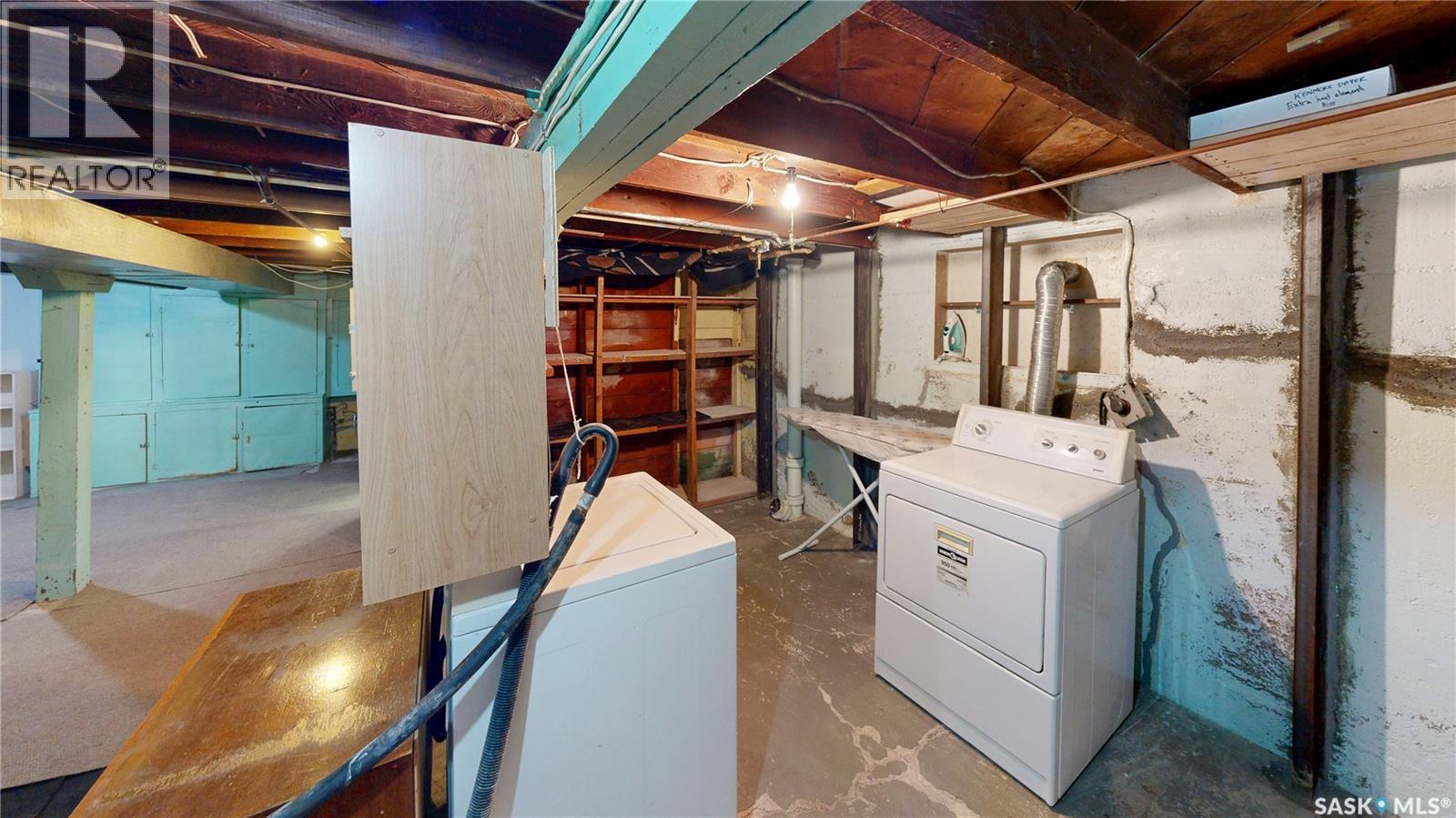 1517 Victoria Avenue, Regina, SK - Indoor Photo Showing Laundry Room