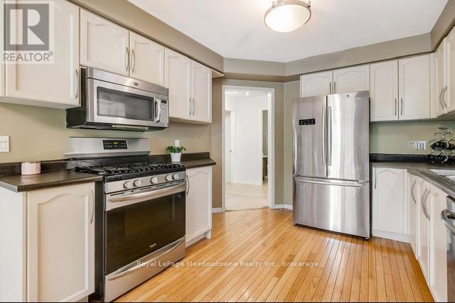 44 Corbett Street, Cambridge, ON - Indoor Photo Showing Kitchen
