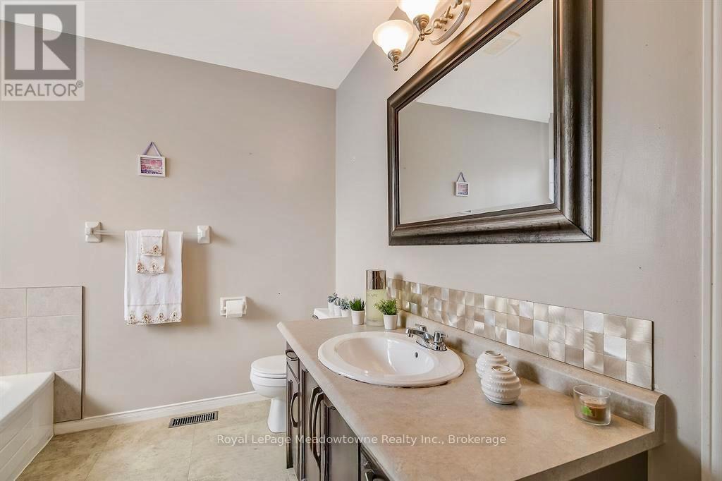 44 Corbett Street, Cambridge, ON - Indoor Photo Showing Bathroom